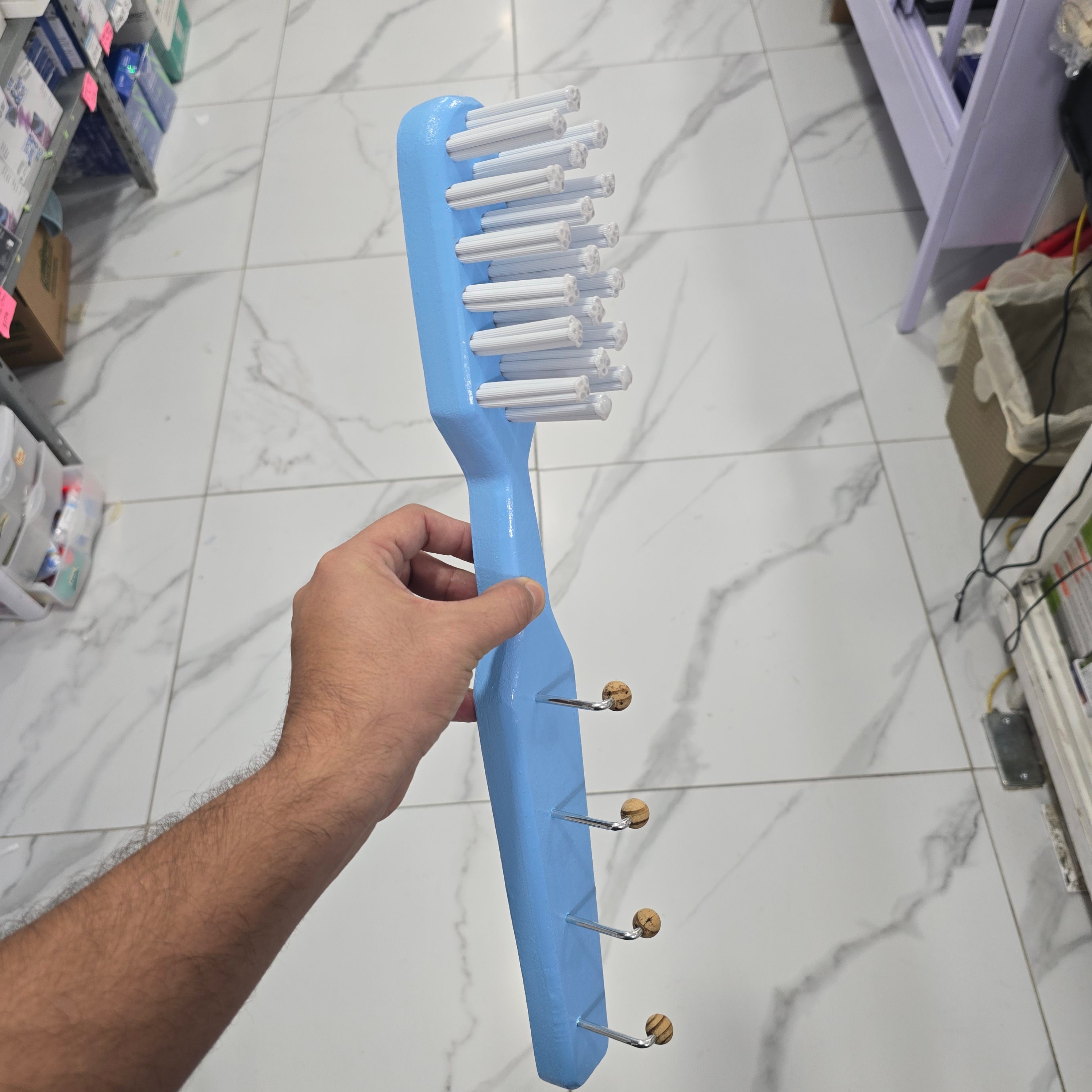 Cepillo Gigante de madera perchero  para clínica detnal