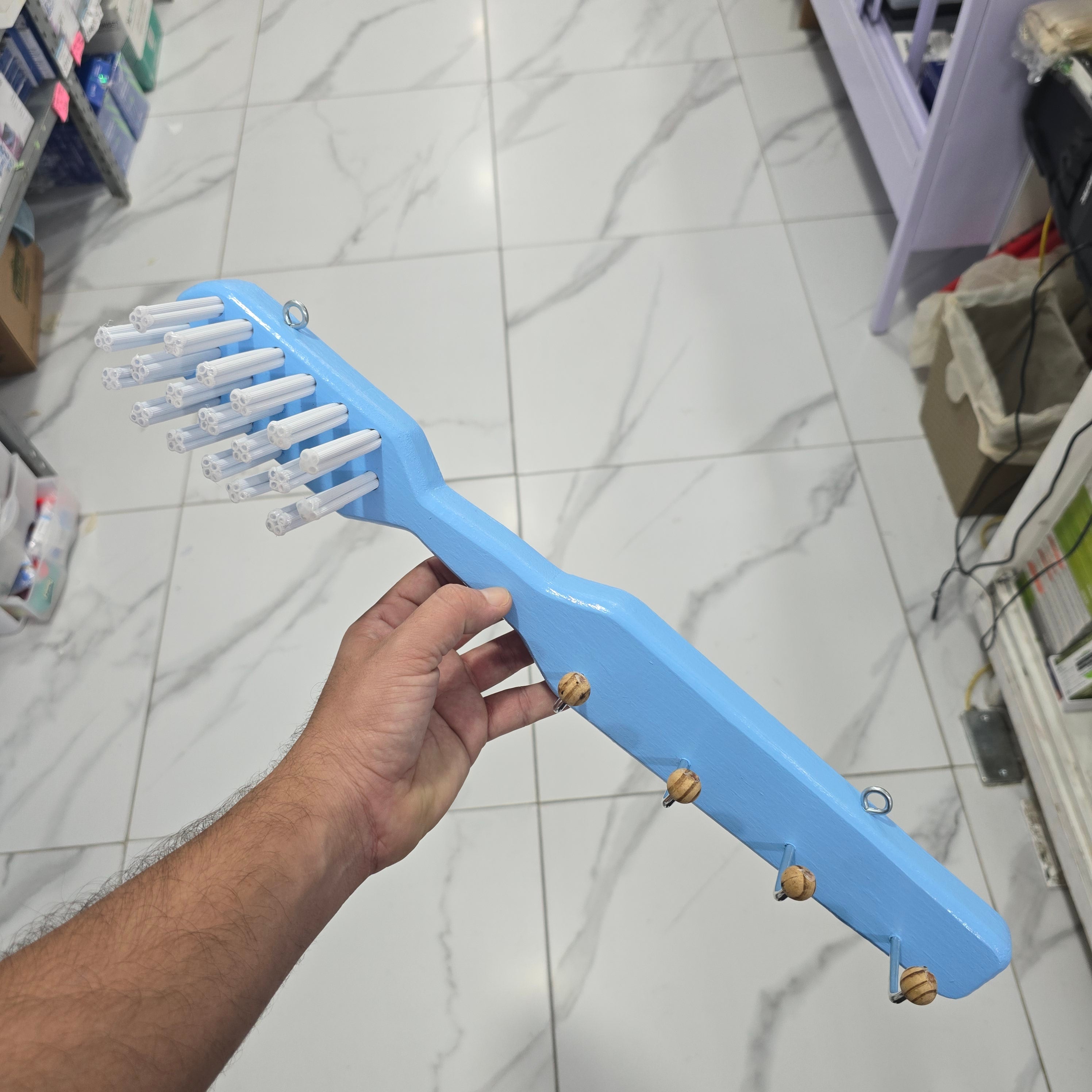 Cepillo Gigante de madera perchero  para clínica detnal